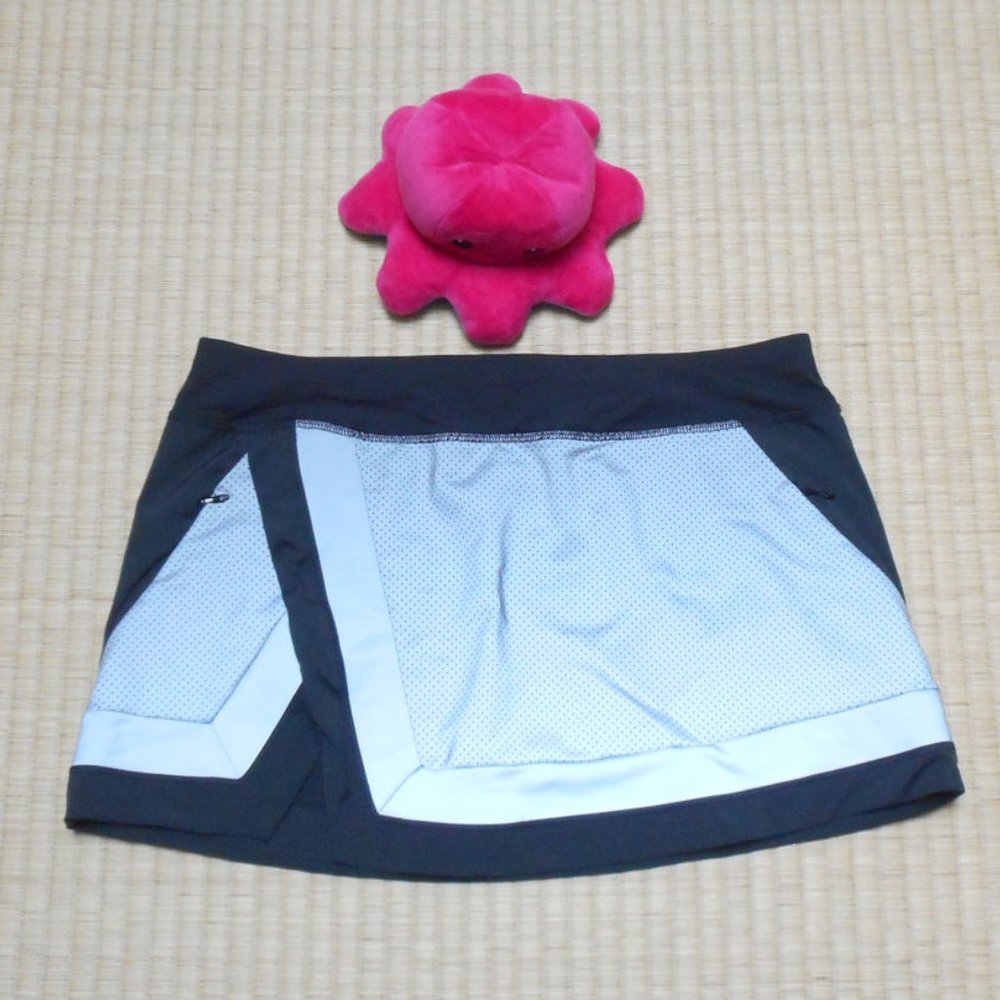 NWT-Lululemon Light it Up reflective skirt Size 6